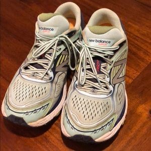 New Balance 860 v7 in blue multi